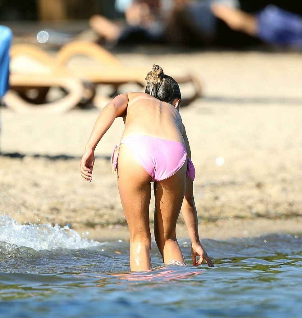 Lady Amelia Windsor bronze seins nus à Ibiza