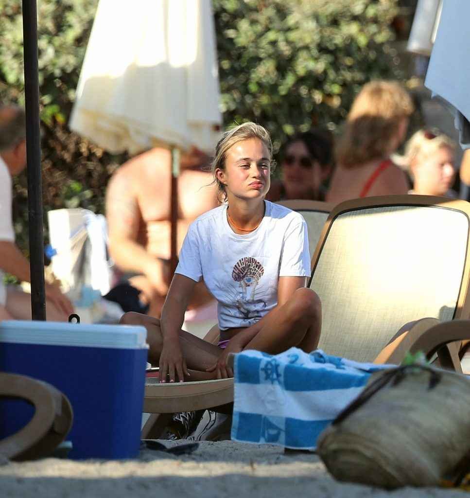 Lady Amelia Windsor bronze seins nus à Ibiza
