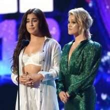 Lauren Jauregui exhibe son soutien-gorge aux Teen Choice Awards 2018