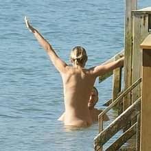 Marion Cotillard se baigne toute nue au Cap Ferret