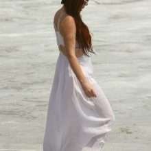 Phoebe Price exhibe une petite culotte transparente à Malibu
