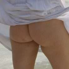 Phoebe Price exhibe une petite culotte transparente à Malibu