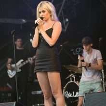 Pixie Lott exhibe sa petite culotte au festival de Cornbury