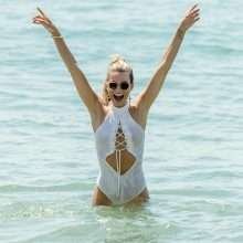 Rachel McCord dans un maillot de bain transparent à Malibu