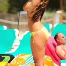 Rachel White bronze seins nus à Ibiza