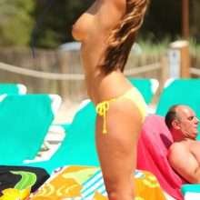 Rachel White bronze seins nus à Ibiza