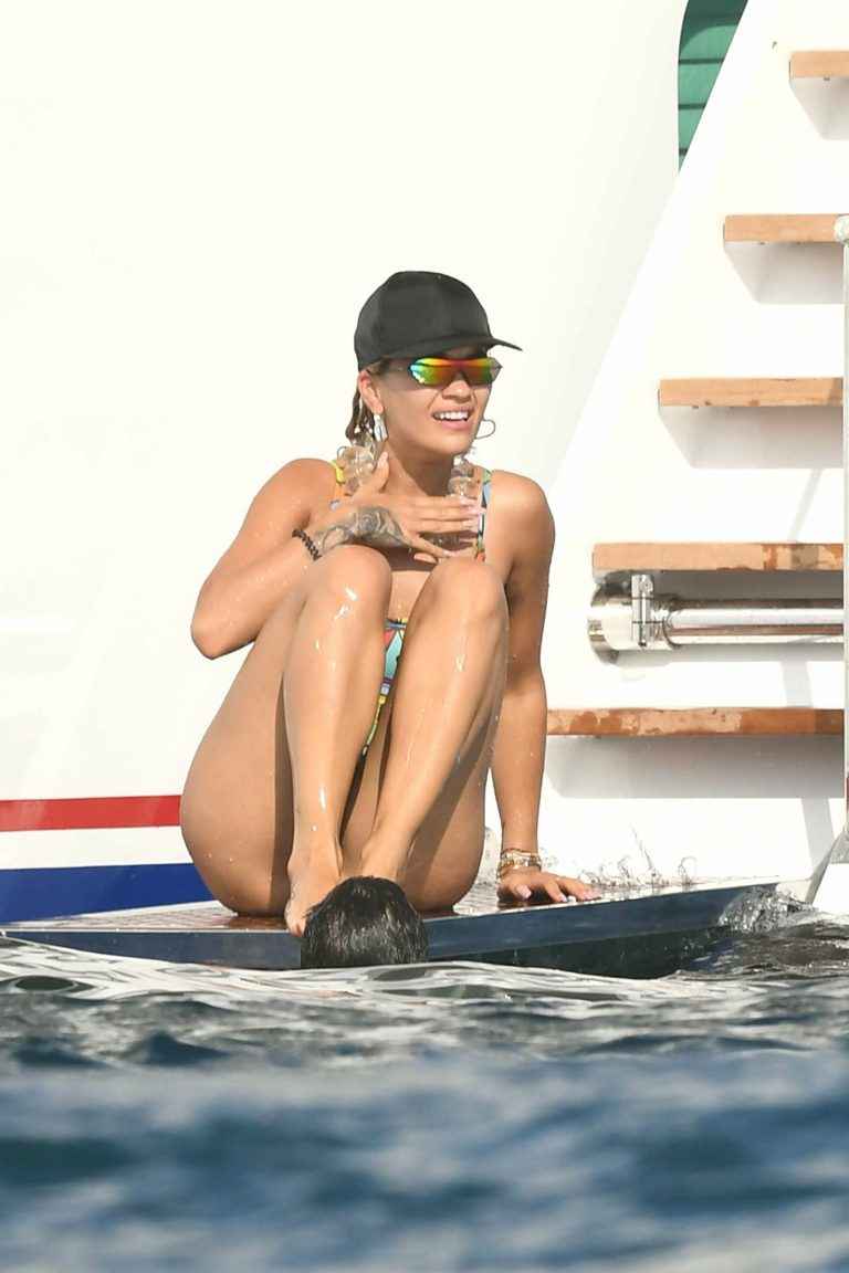 Rita Ora en maillot de ain à Porto Cervo