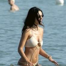 Ruby Mae en bikini à Saint-Tropez