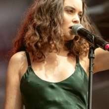 Sabrina Claudio sans soutien-gorge au festival Outside Lands