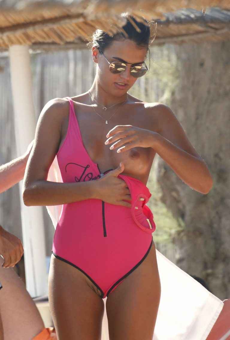 Sofia Suescun seins nus et la chatte à l’air sur une plage de Mykonos