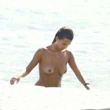 Sofia Suescun seins nus et la chatte à l'air sur une plage de Mykonos