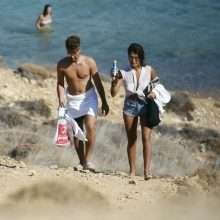 Sofia Suescun seins nus et la chatte à l'air sur une plage de Mykonos