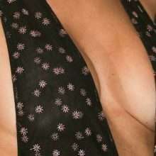 Alessandra Ambrosio seins nus par transparence à Milan
