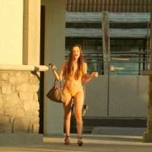 Alicia Arden offre ses charmes dans un bikini string jaune
