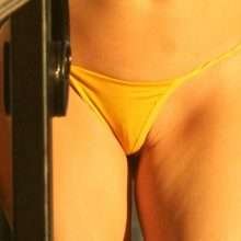 Alicia Arden offre ses charmes dans un bikini string jaune