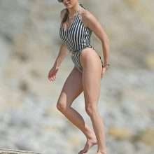 Amber Davies en maillot de bain à Ibiza