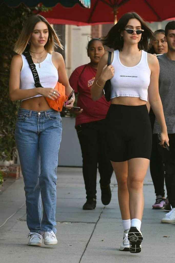 Amelia et Delilah Hamlin ont les seins ui pointent à Beverly Hills
