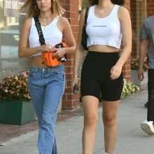 Amelia et Delilah Hamlin ont les seins ui pointent à Beverly Hills