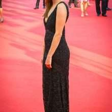 Ana Girardot ouvre le décolleté au festival du film de Deauville