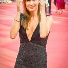 Ana Girardot ouvre le décolleté au festival du film de Deauville