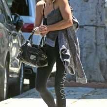 Ashley Greene se balade en collants et sans soutien-gorge à Beverly Hills