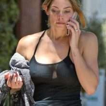 Ashley Greene se balade en collants et sans soutien-gorge à Beverly Hills