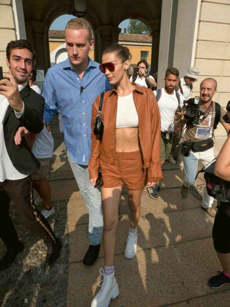 Bella Hadid se balade sans soutien-gorge à Milan