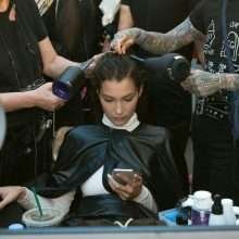 Bella Hadid a les seins qui pointent à la Fashion Week de New-York