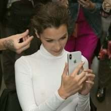 Bella Hadid a les seins qui pointent à la Fashion Week de New-York
