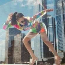 Bella Hadid pose dans Pop Magazine