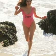 Blanca Blanco dans un maillot de bain rose à Malibu