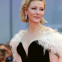 Cate Blanchett ouvre le décolleté à la Mostra de Venise