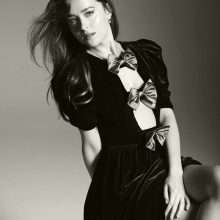 Dakota Johnson pose dans Tatler Magazine