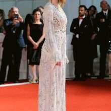Emma Stone dans une robe transparente lors de la première de "The Favourite"