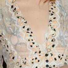 Emma Stone dans une robe transparente lors de la première de "The Favourite"
