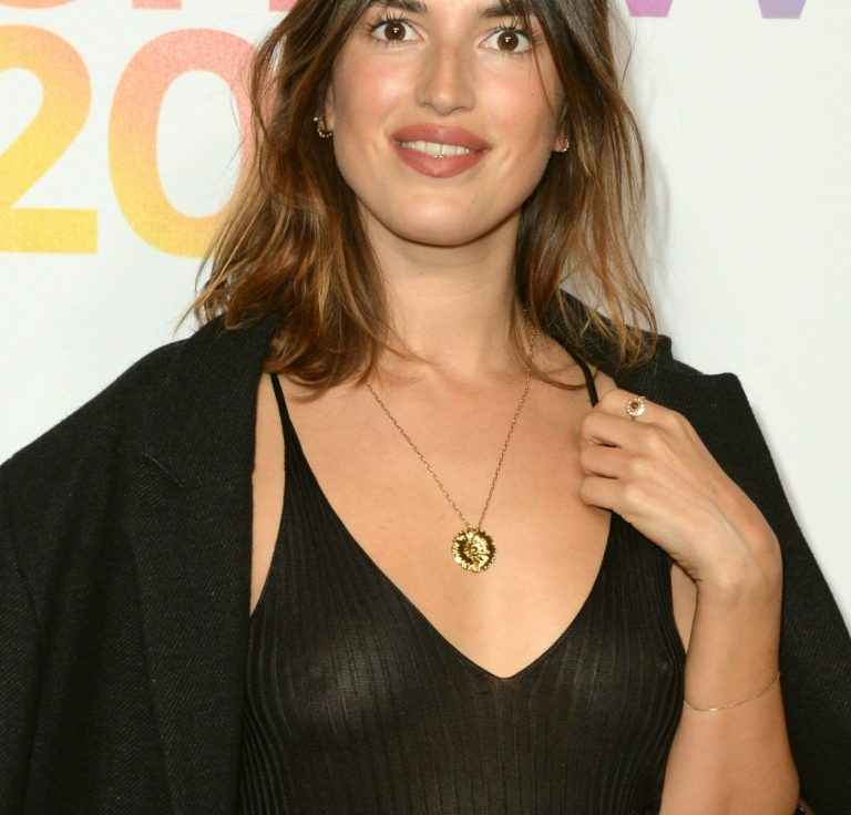 Jeanne Damas seins nus par transparence pour Etam à Paris