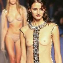Joan Smalls, Constance Jablonski et d'autres top modèles défilent à moitié nues à Paris