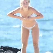 Julianne Hough en bikini à Newport Beach