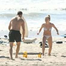 Julianne Hough en bikini à Newport Beach