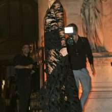 Kendall Jenner exhibe ses petits seins nus lors du 70eme aniversaire de Longchamps