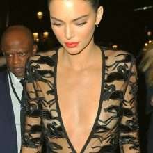 Kendall Jenner exhibe ses petits seins nus lors du 70eme aniversaire de Longchamps