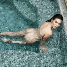Kendall Jenner complètement nue pour "Angels" par Russel James