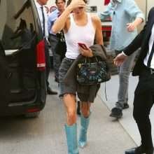 Kendall Jenner sans soutien-gorge à Milan