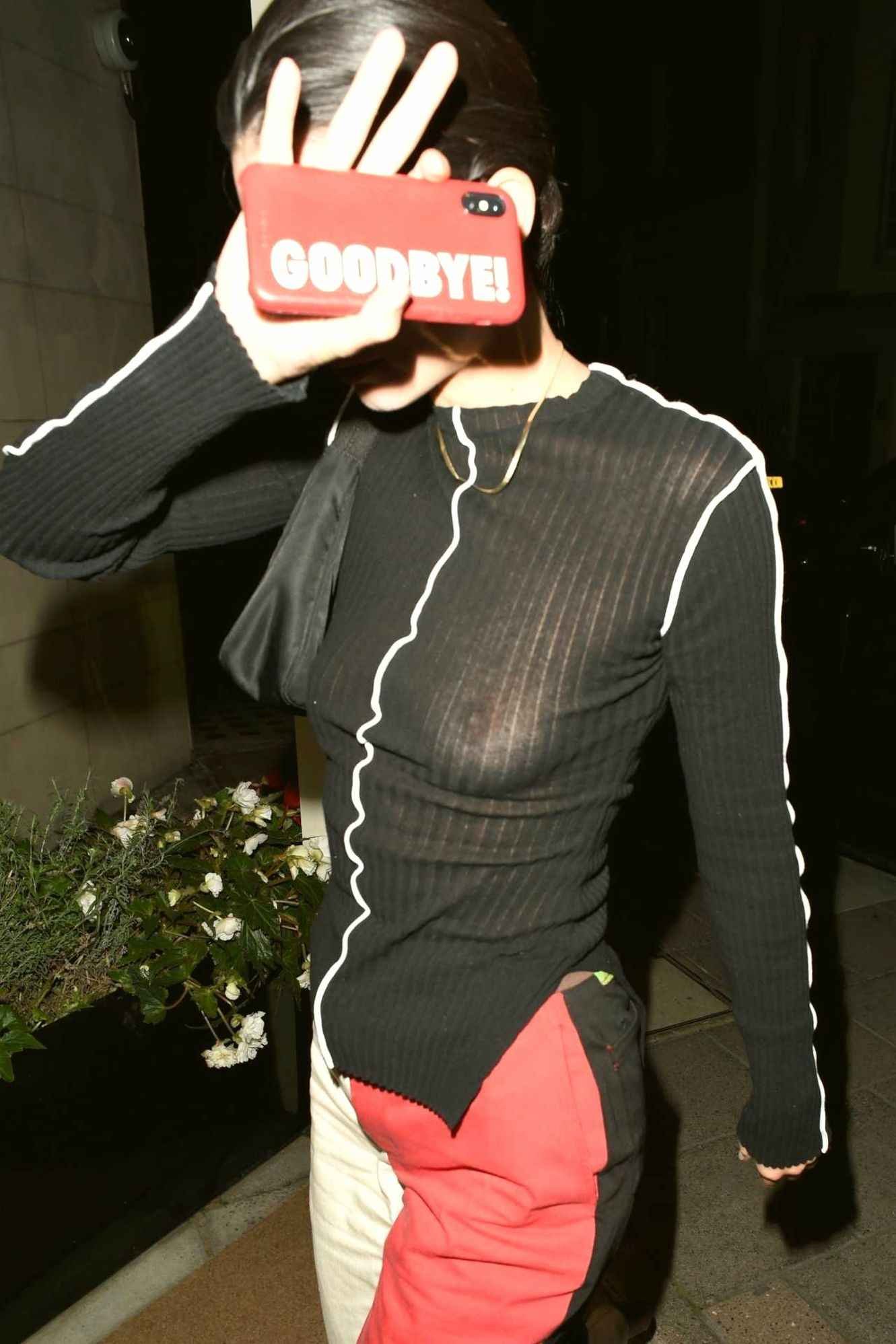Kendall Jenner seins nus par transparence à Londres