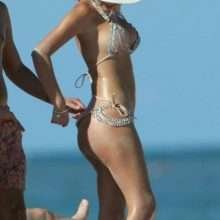 Laura Monroy bronze seins nus à Miami