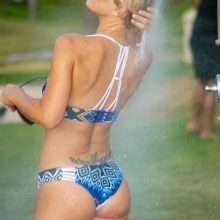 Lauren Hubbard en bikini à Malabon