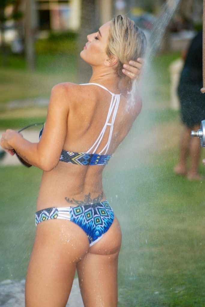 Lauren Hubbard en bikini à Malabon