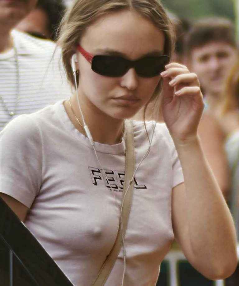 Lily Rose Depp a les seins qui pointent à Saint Sébastien