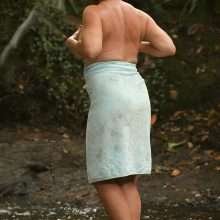 Lisa Appleton nue dans les bois