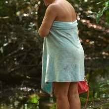 Lisa Appleton nue dans les bois